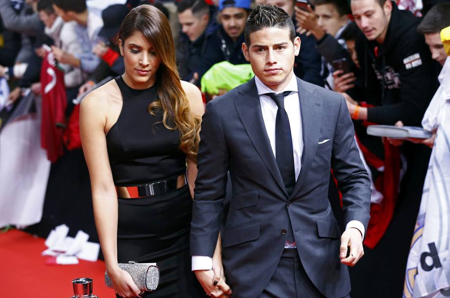 James Rodriguez, accompagnato dalla moglie Daniela Ospina: il colombiano del Real  stato premiato per il gol pi bello. (Reuters)